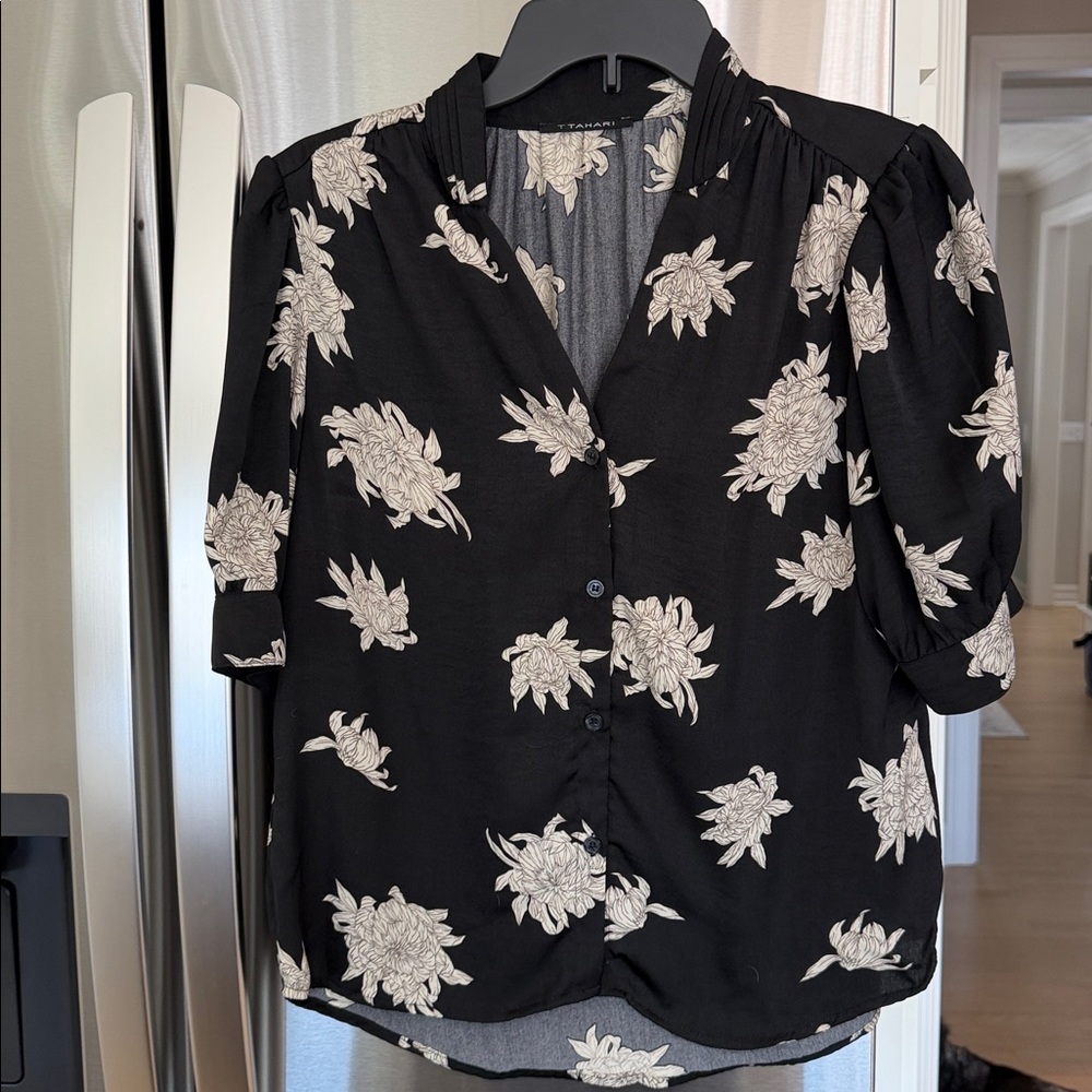 Tahari puff sleeve blouse size Med like New
